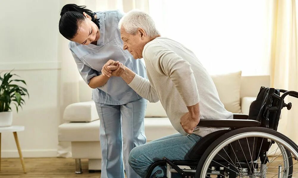 Реабилитация пожилых людей. Услуги для пожилых людей. Пенсионеры дома. Часы для старшего поколения фото. Сиделка от соцзащиты.