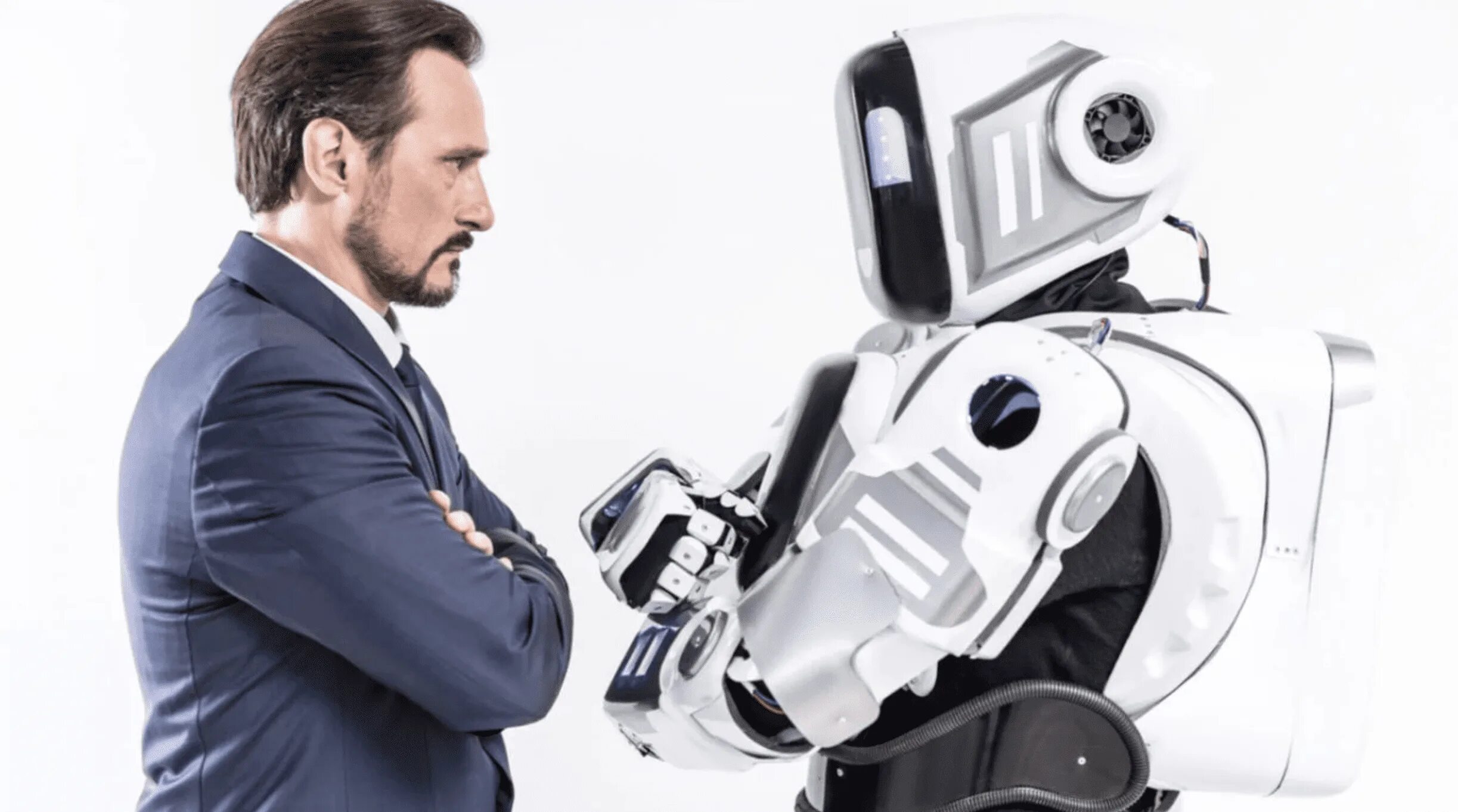 Робот мужчина. Робот против робота. Цифровой человек. Голосовой робот для бизнеса
