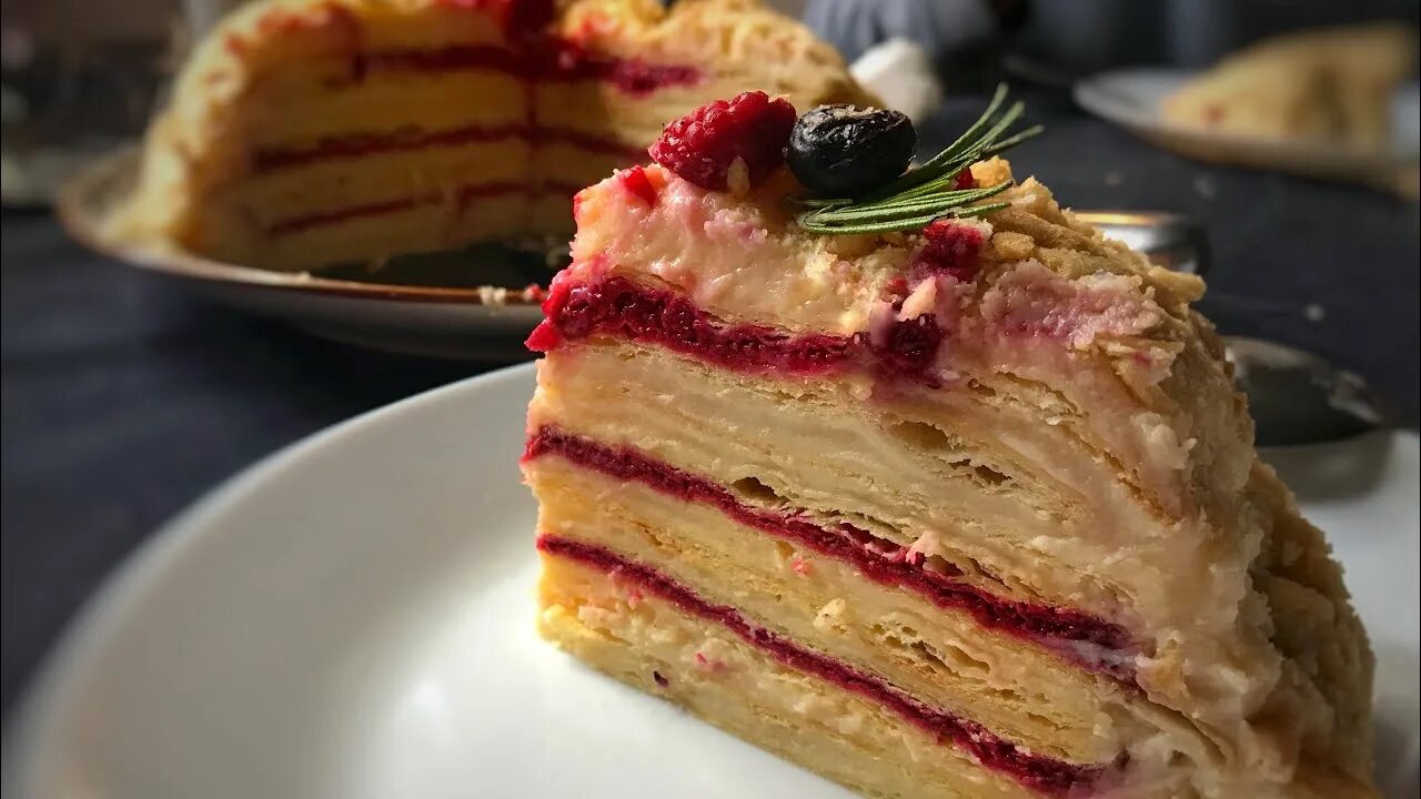 торт наполеон с кремом пломбир. наполеон с вишневой прослойкой. многослойный торт. торт наполеон с заварным кремом. заливной наполеон.