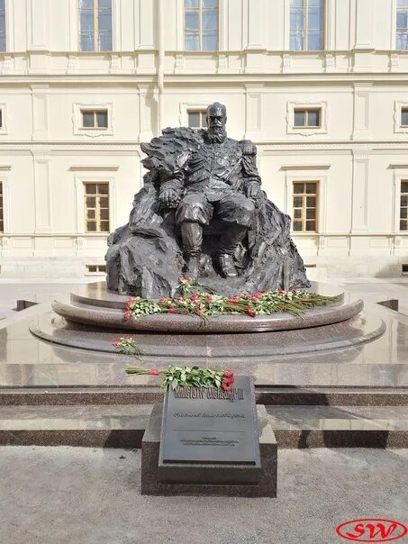 Гатчина памятник александру. Памятник Александру третьему в Гатчине. Гатчинский дворец памятник Александру 3. Памятник Александру 3 в Гатчине Автор. Новый памятник Александру третьему в Гатчине.