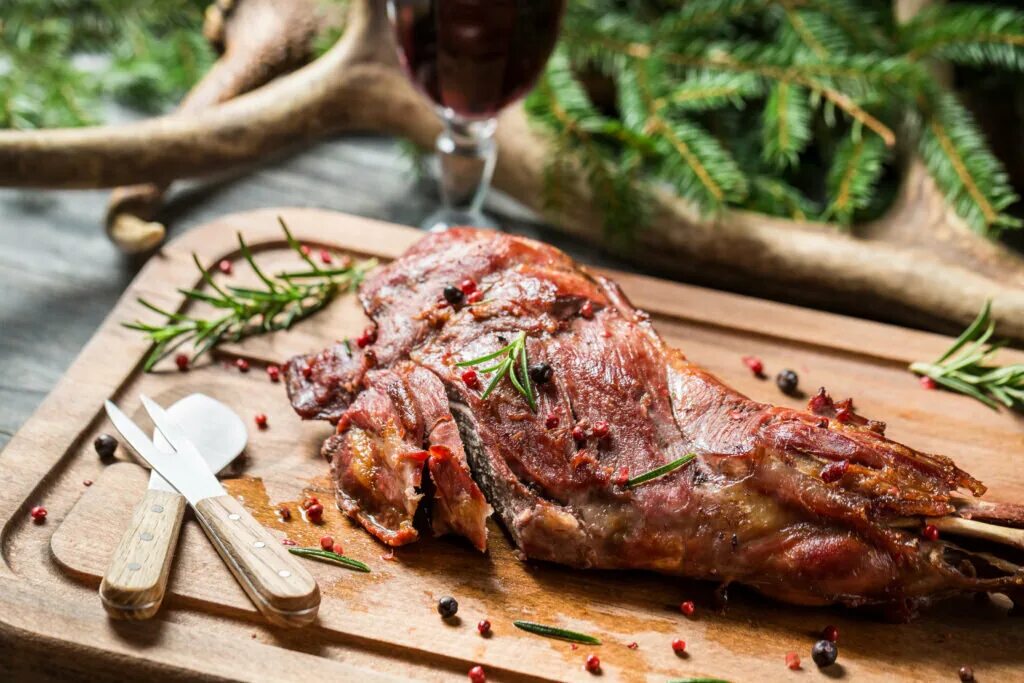Дикая косуля мясо. Дичь блюдо. Корейка оленина на кости. Стейк из оленины. Оленина мясо.