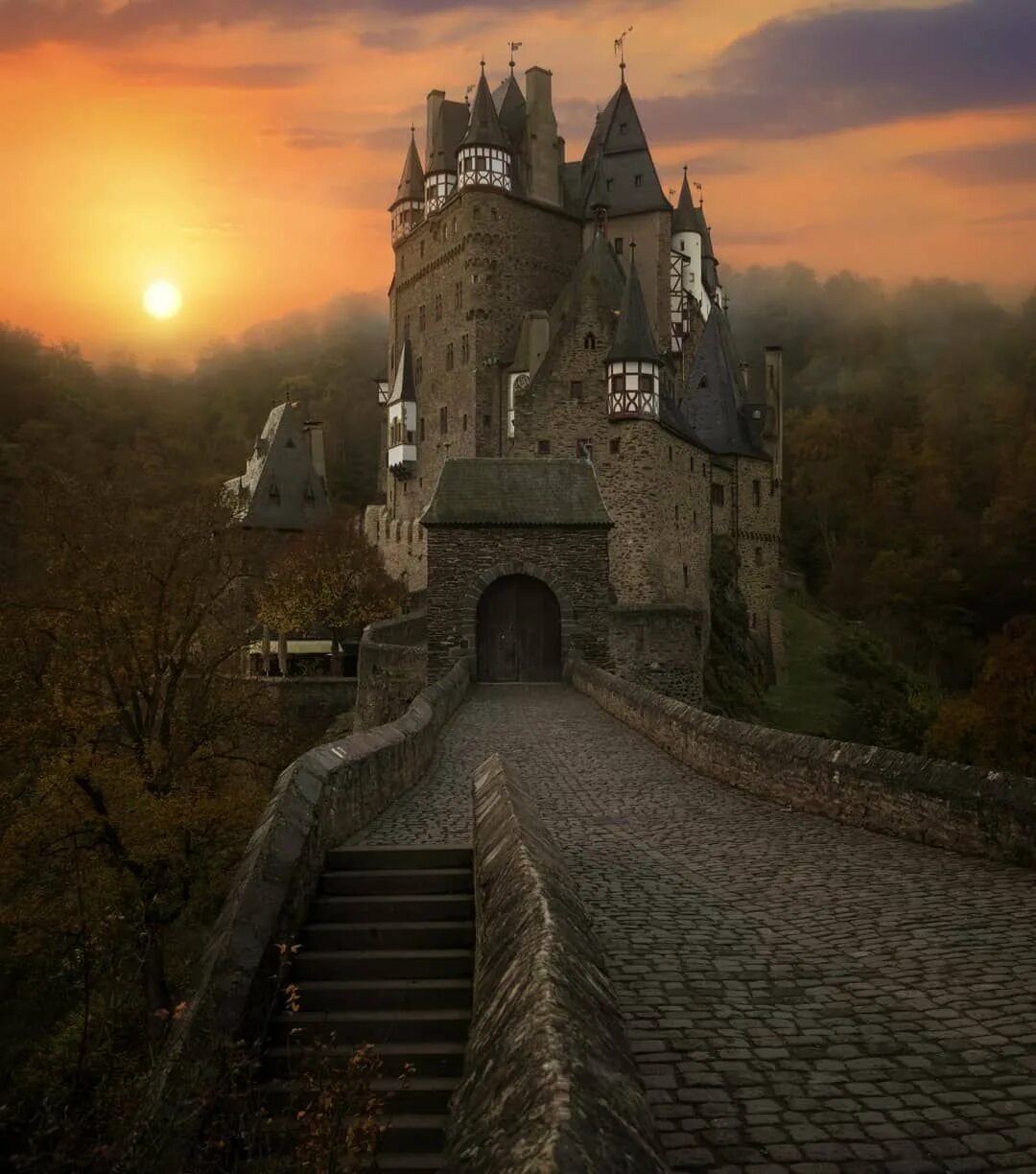 Burg Eltz Германия Хогвартс. Замок Эльц мистика. Замок Эльц Эстетика. Замок Эльц осенью. Загадочный замок