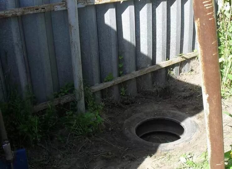 Какая яма под туалет. Яма для туалета на даче. Сливная яма для летнего душа.