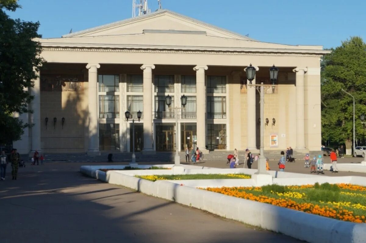 Вятская филармония в кирове. Амфитеатр филармония киров. Филармония киров фото. Вятская филармония имени п и чайковского. Вятская государственная филармония киров дата.