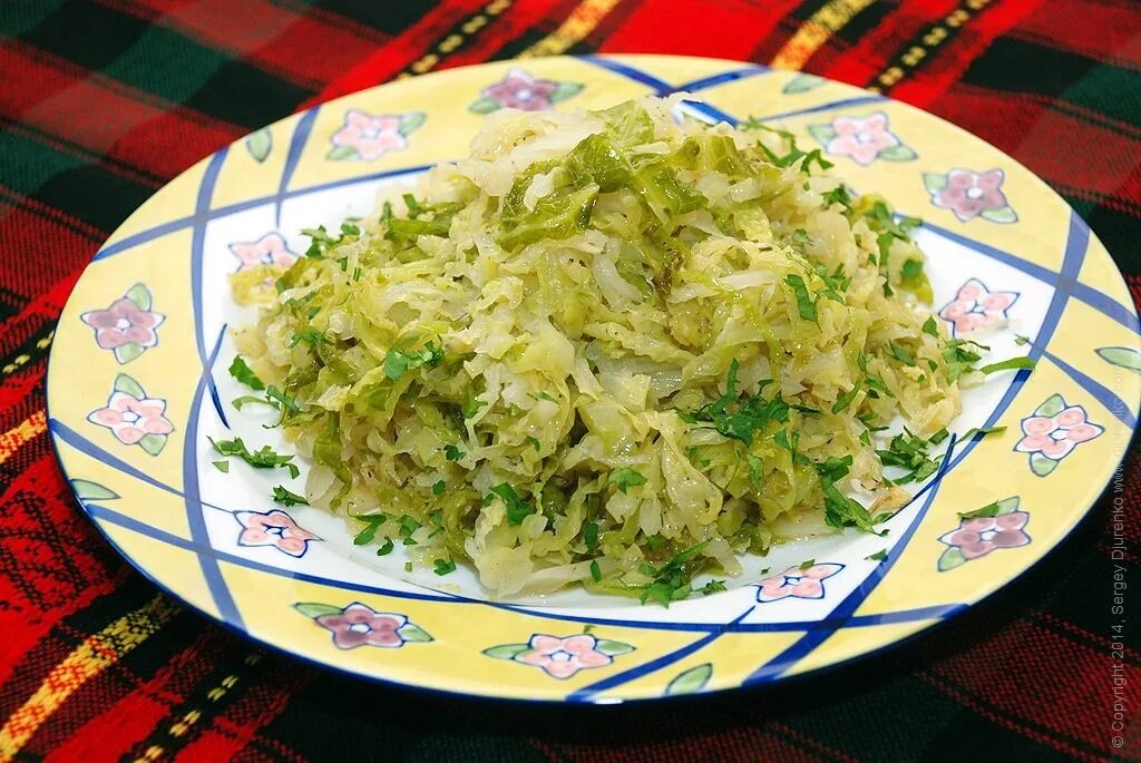 Салат с савойской капустой. Тушёная капуста с фаршем рецепт. Тушеная савойская капуста. Жареная савойская капуста. Блюда из савойской капусты.
