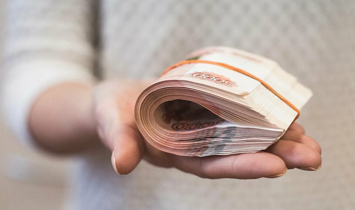 Взяли кредит на 28 млн рублей. Деньги в руках. Пачка денег в женских руках. Пятитысячные купюры в женских руках. Деньги в руках рубли.