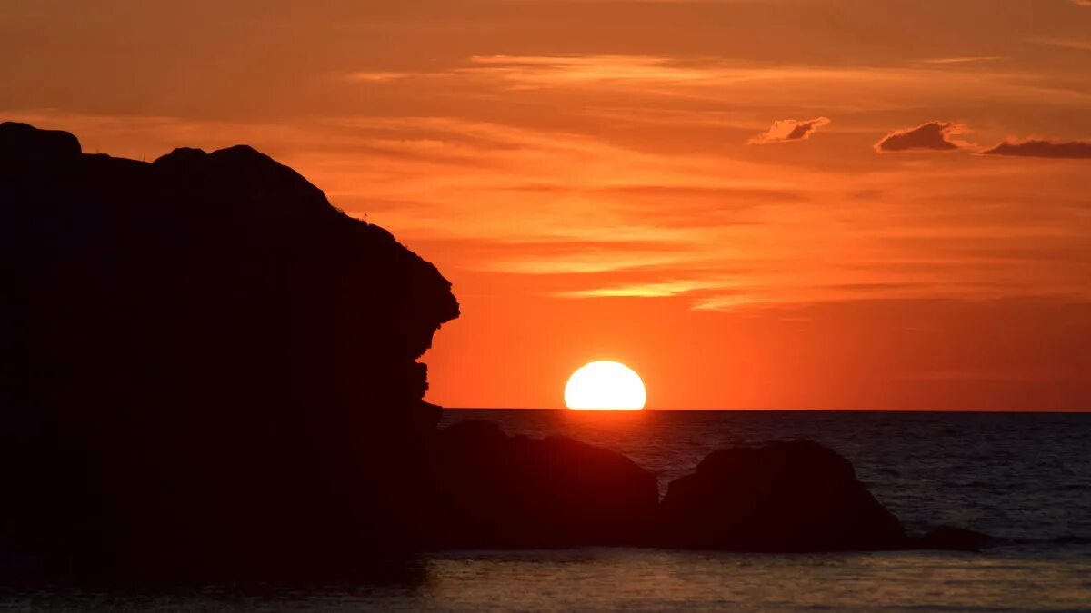 красное солнце на закате. багровый закат. почему небо красное на закате. почему солнце красное. красное солнце.