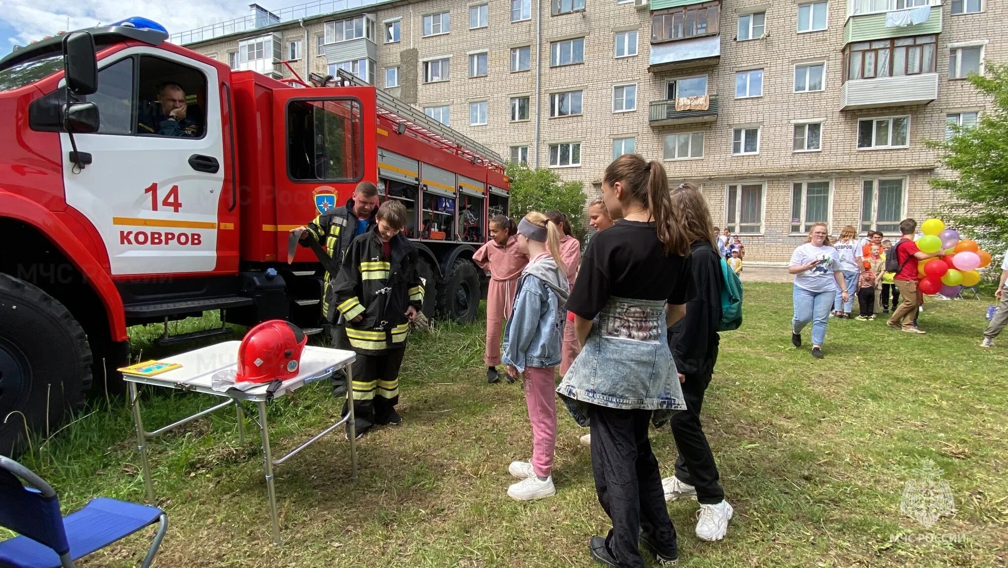 Надеть боевую одежду пожарного. Пожарные в день защиты детей. Пожарные в день защиты детей. Профессия пожарный. Пожарные.