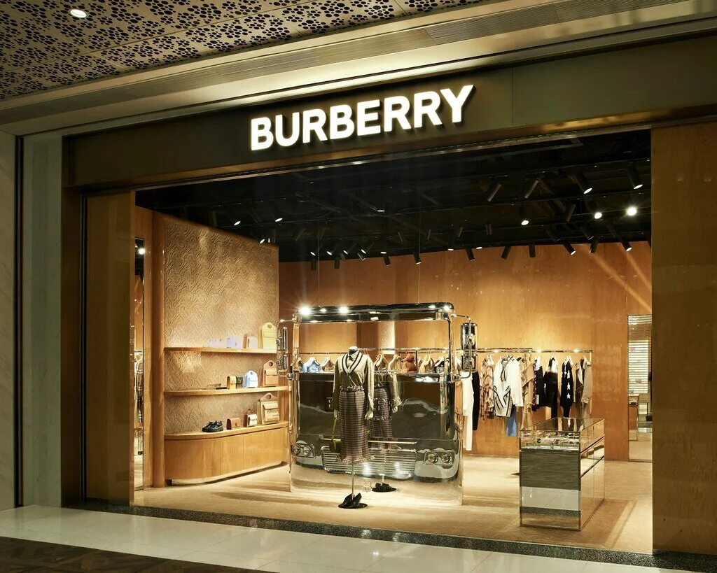 в какой стране находится дом моды burberry