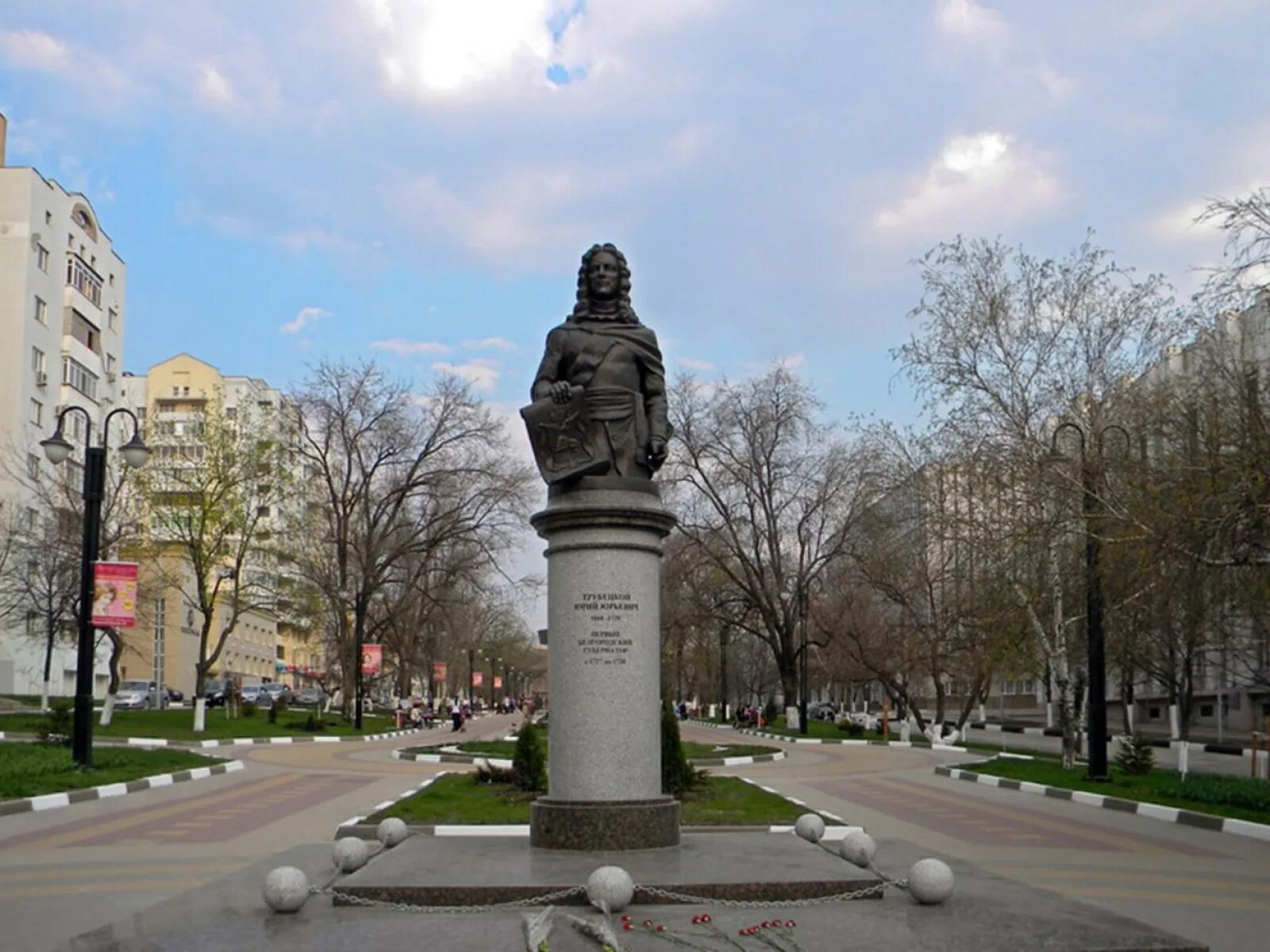 Памятники национальных культур. Памятник Юрию Трубецкому в Белгороде. Князя Трубецкого Белгород. Памятники культуры Белгорода. Памятник- князь ю. Трубецкому.