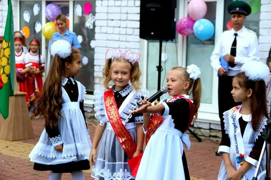 Детский праздник в Белгородской школе. МОУ СОШ 1 Валуйки. 1 Сентября в Валуйской школе номер 4 в 2020 году. Школа 1 Валуйки фото. Школа валуйки белгородская область