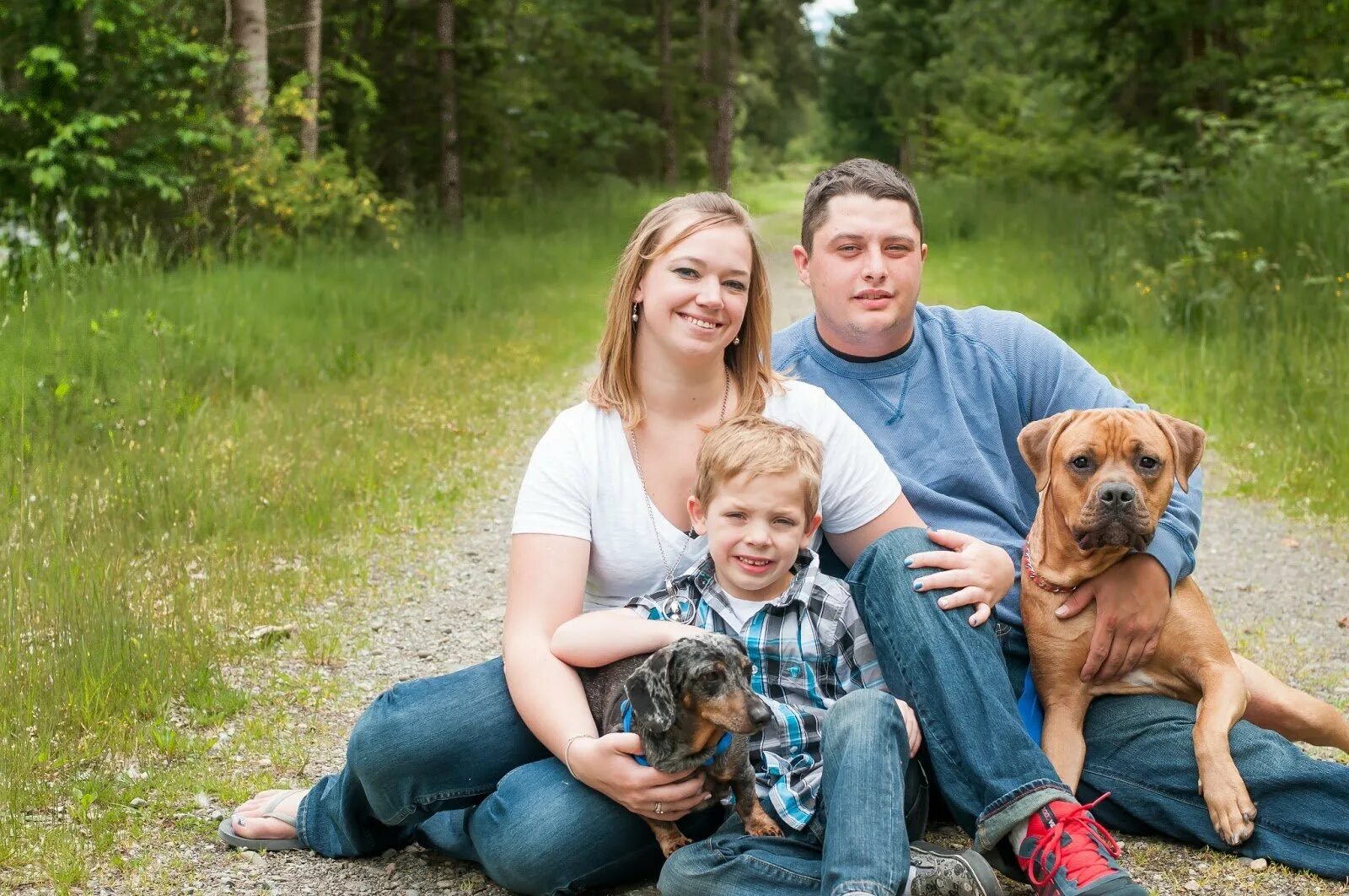 Семейный частный российский. Семья с собакой. Семейная фотосессия с собакой. Фотография семьи с собакой. Семейный портрет с собакой.