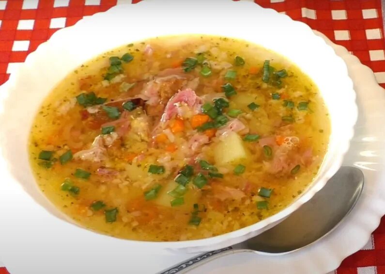Гороховый суп с копченой рулькой. Гороховый суп с рулькой. гороховый суп с мятой и свиной рулькой. гороховый суп с свининой и копченой курицей.