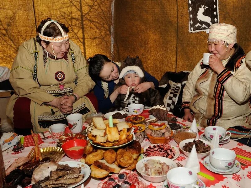 Чукчи гостям жену. Национальная кухня ненцев. Национальная кухня Ханты и манси. Эвенки Национальная кухня. Национальная кухня эвенков.