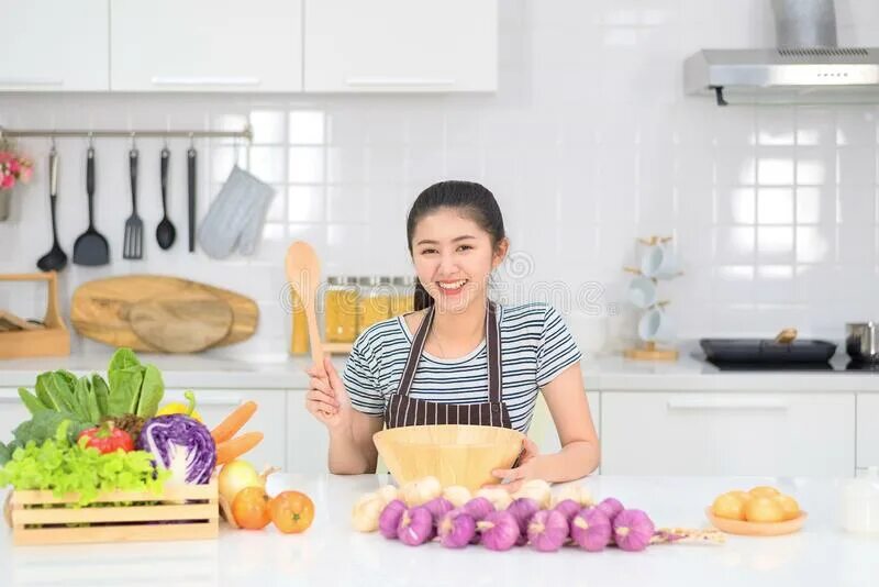 Повар азиат фото. Заготовка человека с пирогом. Азиатские девушки на кухне. Азиатский шеф повар ресторан. Люди на кухне.