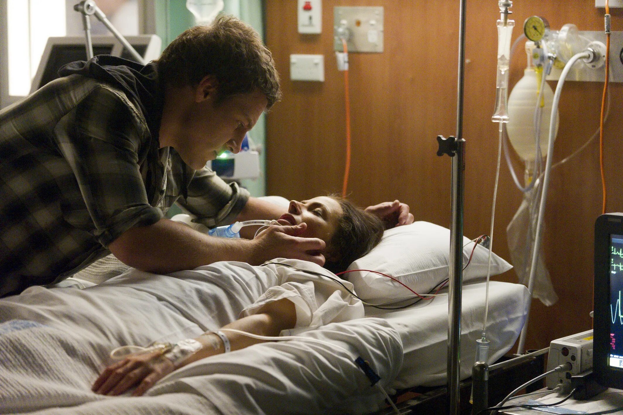 Парень и девушка в больнице. Девушка в больнице парень рядом. Раненные девушки в больнице. Японская девушка в больнице. Девушка в больнице парень рядом.