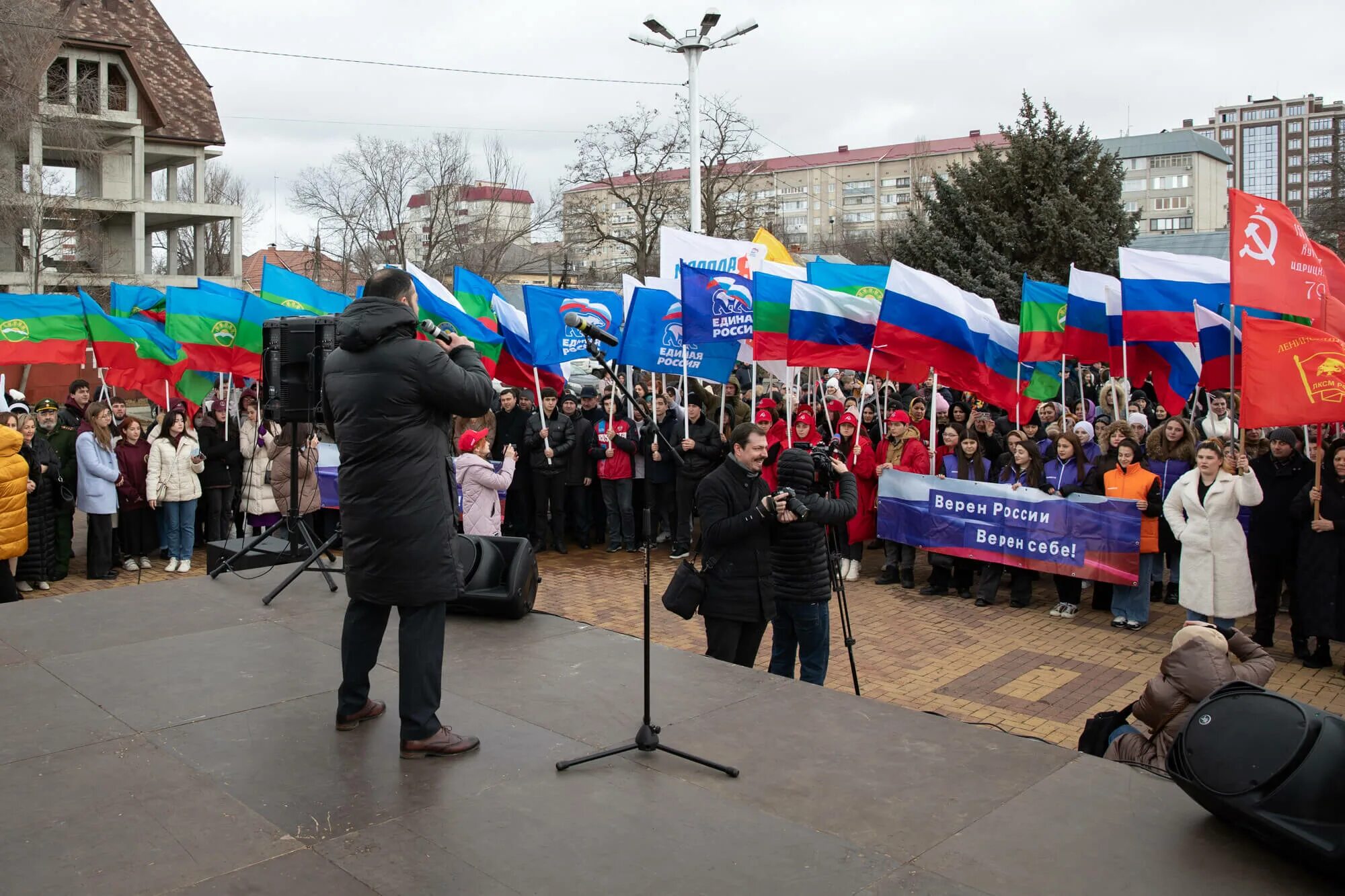 Митинг в поддержку России. Митинги в Черкесске. Митинг за войну. Черкесск 1999 мититинг. Участники митинга концерта