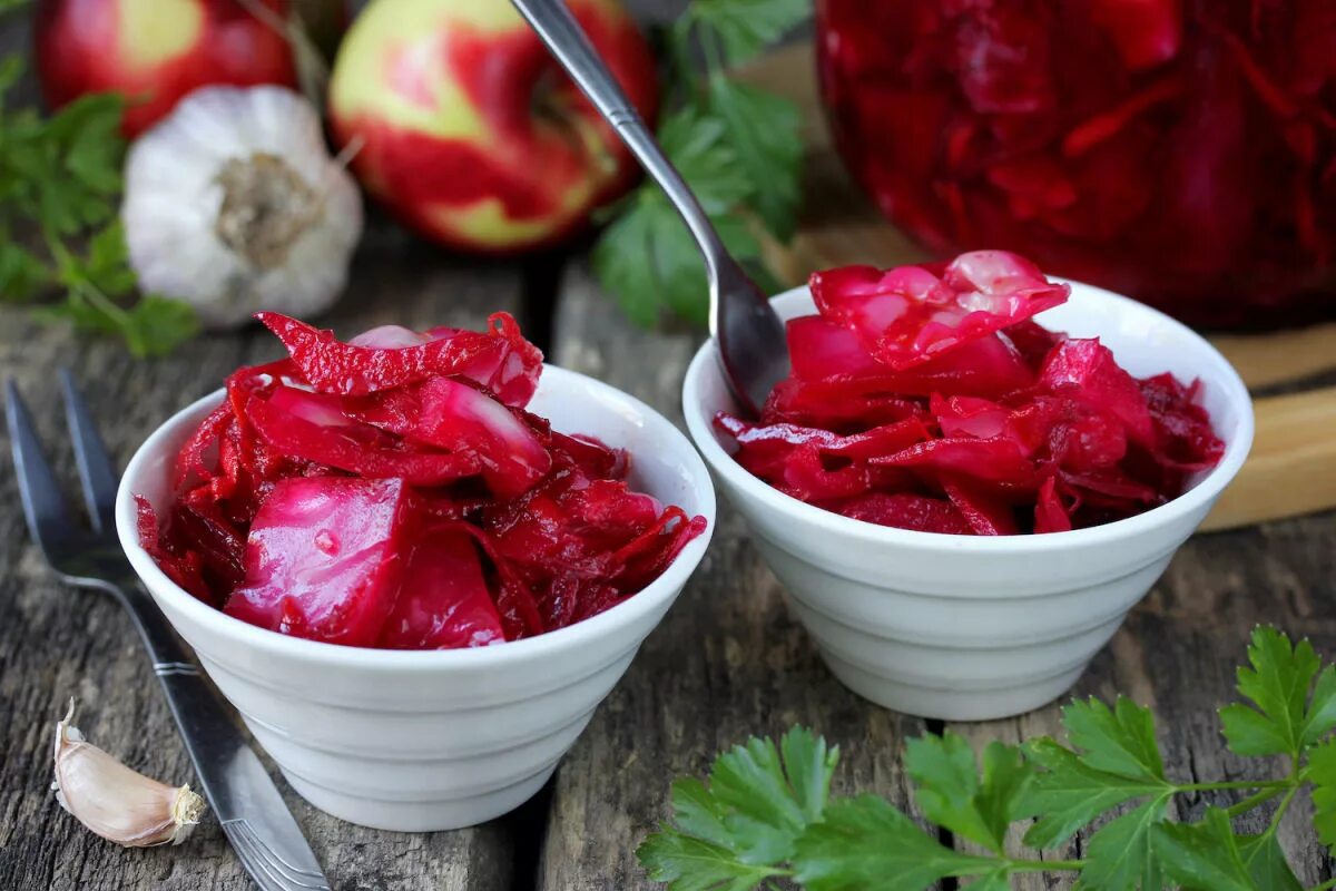 Капуста со свеклой маринованная и чесноком кусками. Капуста по-грузински со свеклой. Красная Гурийская капуста. Капуста Пелюстка со свеклой. Капуста Пелюстка со свеклой быстрого.