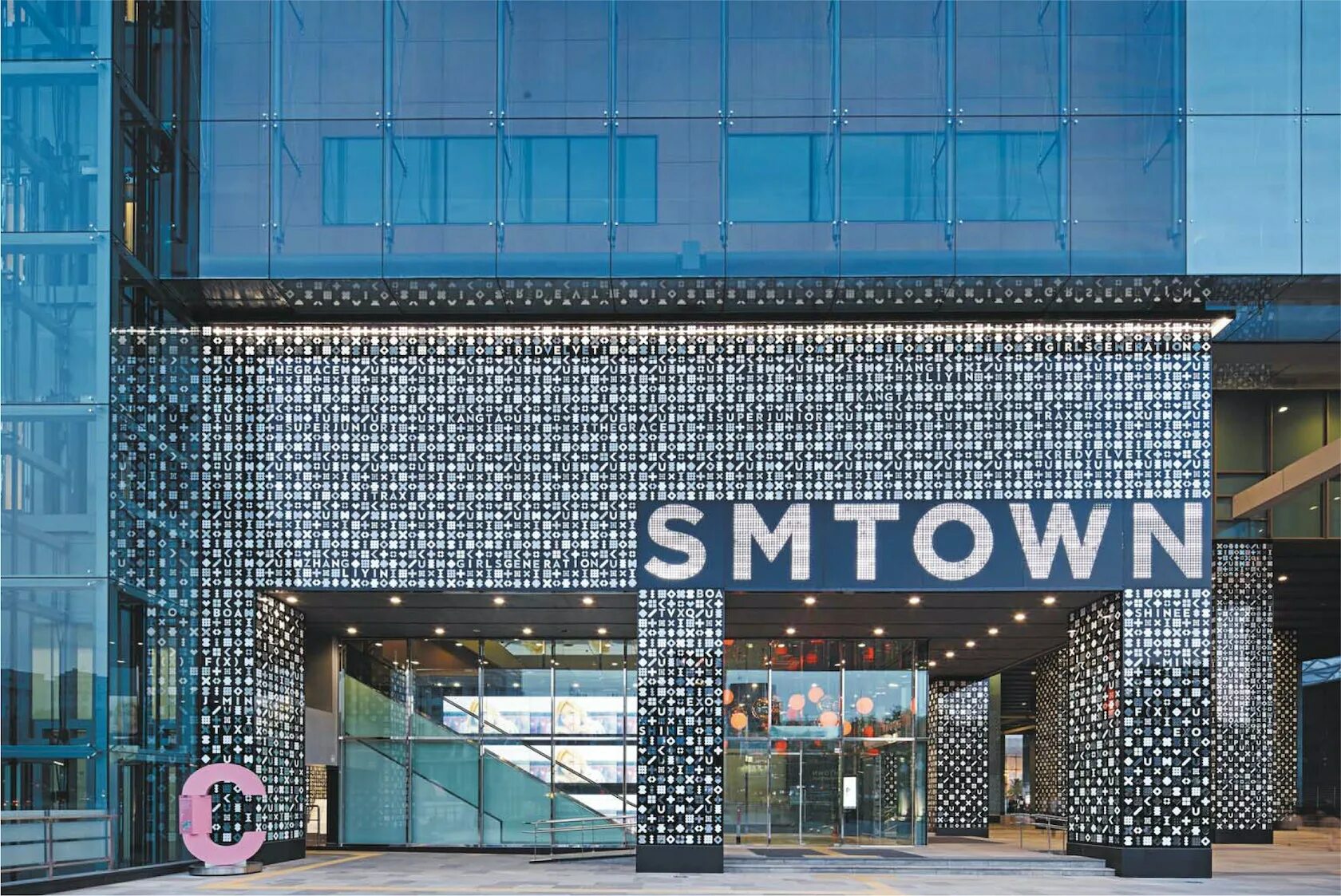 Sm building. SM Town COEX Artium. SM Town в Сеуле. SM Town здание. SMTOWN здание.