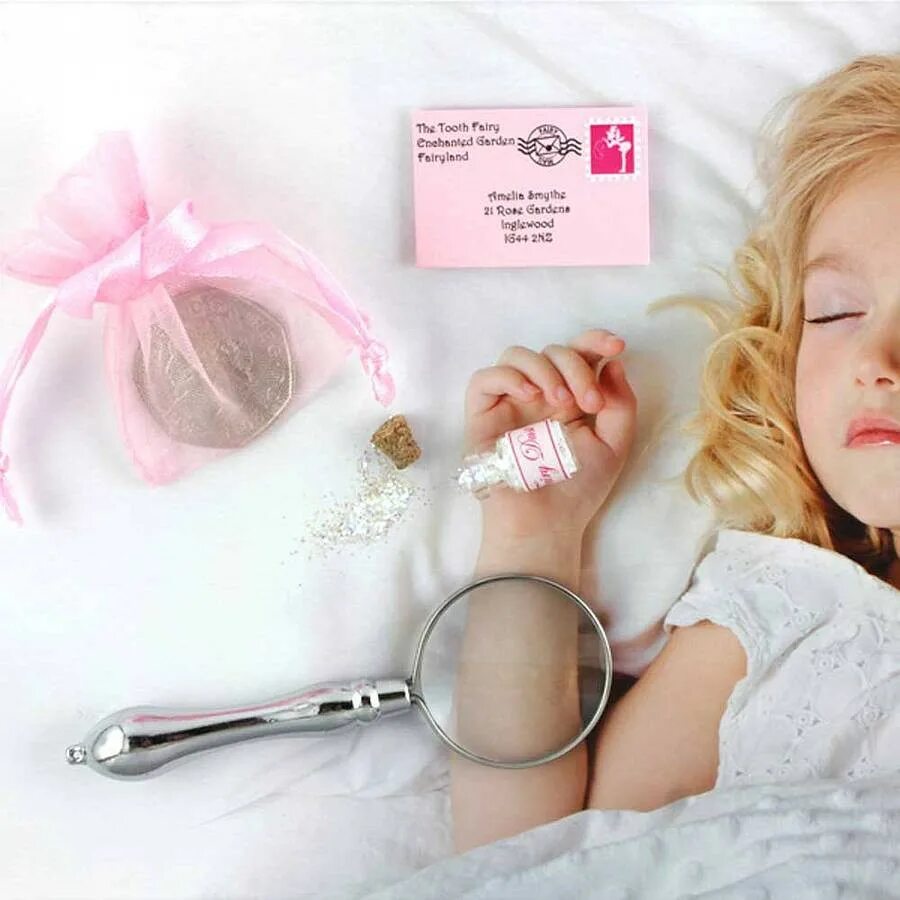 Зубная фея принесла подарок. Подарок от феи под подушкой. Фея приносит игрушки. У ребенка выпал зуб зубная фея. Зубная фея принесла подарок.