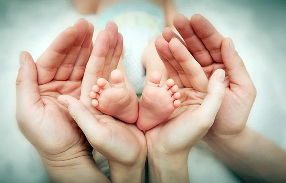 Папина мама мамина мама. Семья руки. Ладонь ребенка. Руки родителей и малыша. Детские ножки в ладошках.