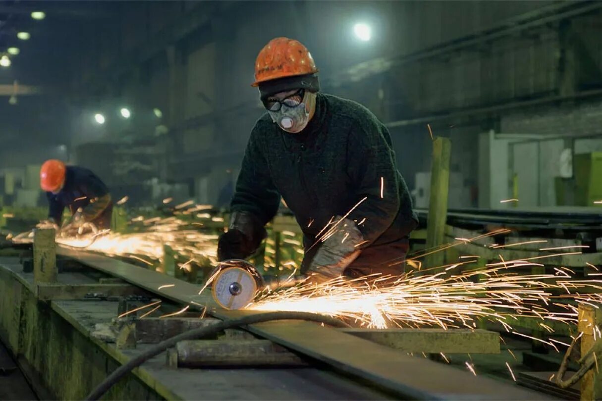 Мужик работает на заводе. Заводские рабочие. Мужик работает на заводе. Работник завода. Мужчина на заводе.