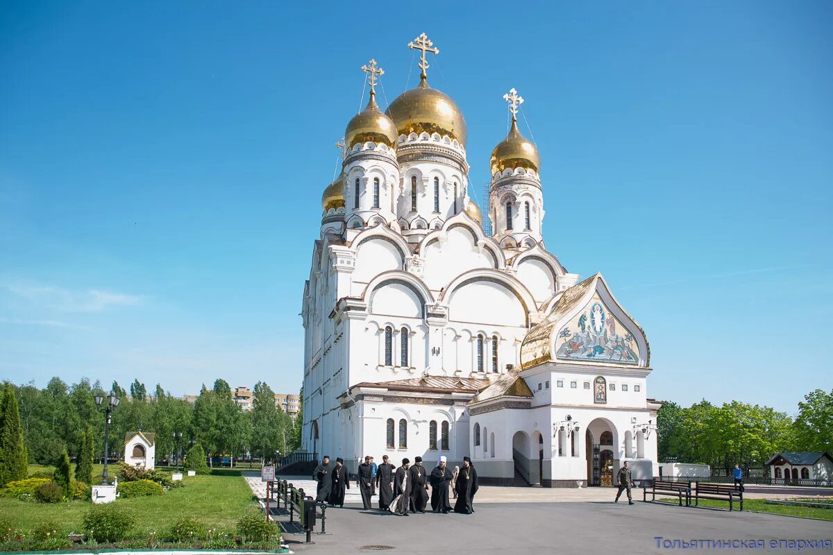 Тольяттинский православный институт. Храм трех святителей Тольятти. Православный институт Тольятти фото. Соборная гора с тремя храмами. Тольятти православный сайт