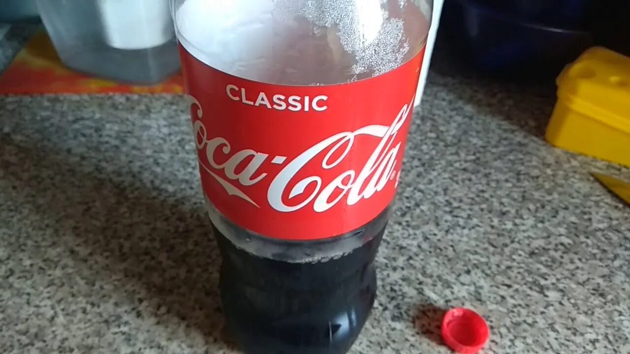 Песня наливаешь кока колу жую. Паленая coca cola. поддельная кока кола. пил кока колу.