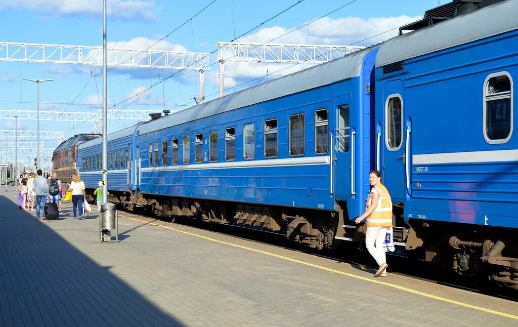 Бел жд поезд. БЧ белорусская железная дорога вагоны. Поезд белорусская чугунка. Белорусская чыгунка поезда. Пассажирские вагоны БЧ.