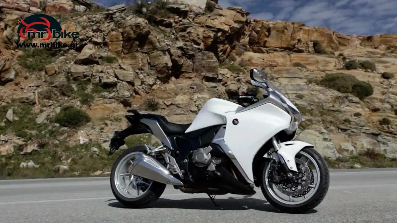 Vfr 1200f. Honda vfr1200f. honda vfr 1200fd рестайлинг сбоку. honda vfr 1200fd dct рестайлинг сбоку. vfr1200f белый или черный.