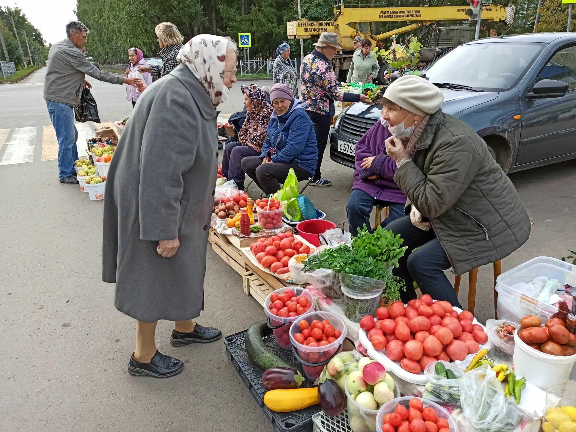 Купил на рынке папа. Бабушка продает овощи. Бабушка на рынке продает овощи. Бабушка торгует овощами на рынке. Бабуля продает овощи на рынке.