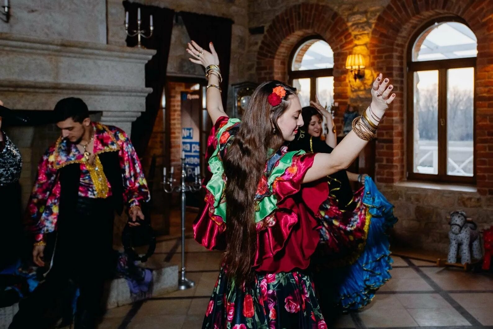 цыгане танцуют. цыганские невесты. цыганское барокко. черген цыганский ансамбль воронеж. цыганские свадьбы в брянске.