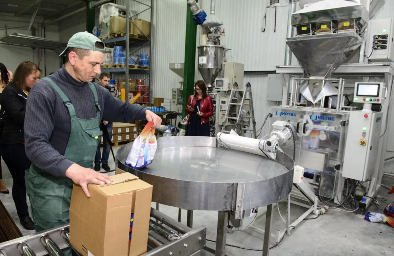 Барнаул работа упаковщика. Упаковщики фасовщики. Ооо комбинат алтайтара барнаул. Алтай барнаул вакансии. Упаковщик маркировщик товаров.