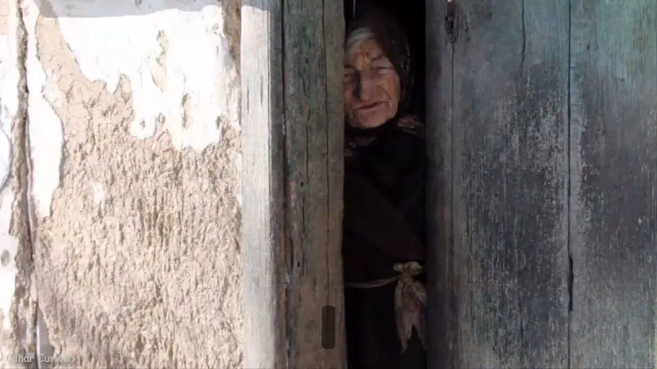 Бабушка получила. Бедная старость. Бедная старуха. Старушка у двери. Бедная одинокая бабушка.