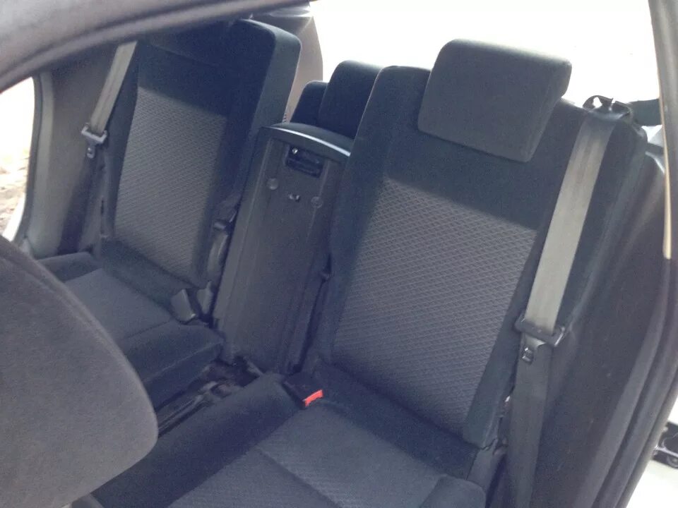 Сиденье c max. Ford c max 2006 задний сидения. ford c-max 2008 трансформация задний ряд сидений. ford c-max 2013 задние сидение. форд c-max 2008 салон сзади.