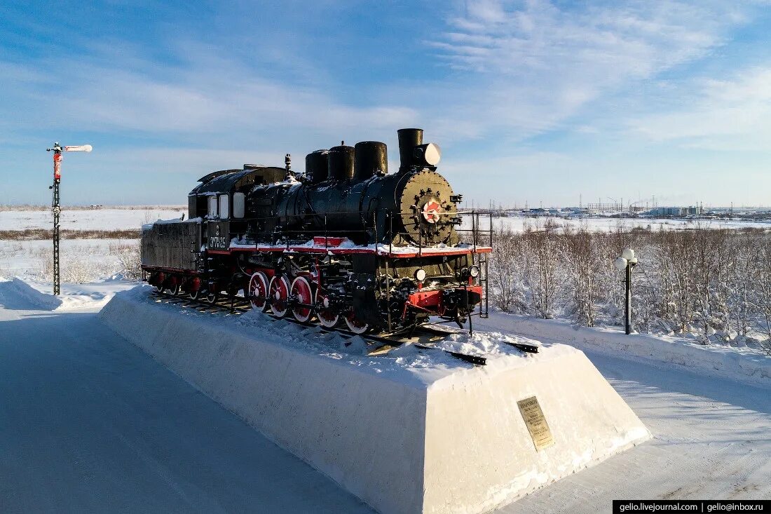 Памятник паровоз эм 711-26 Салехард. Салехард паровоз 501 стройки. Памятник 501 стройке Салехард. Паровоз Салехард памятник. Салехард под