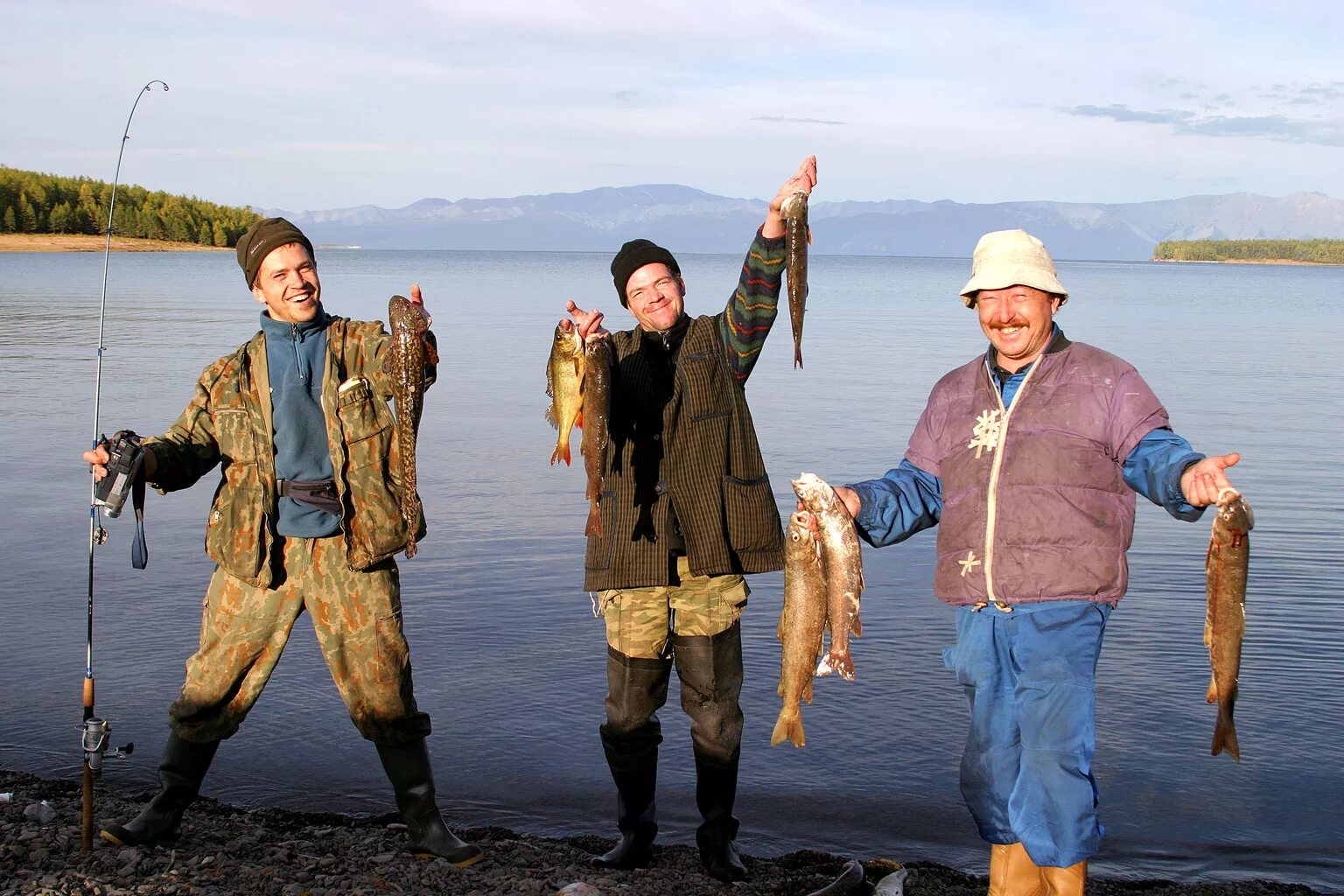 Можно ли ловить рыбу в россии. Озеро Байкал рыбалка. Озеро Байкал рыбалка летняя. Рыбалка на Ольхоне. Рыболовство на Байкале.