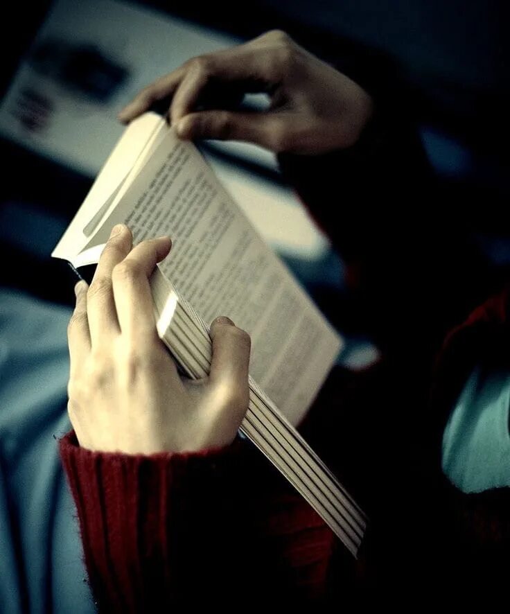 Читающие книгу руки