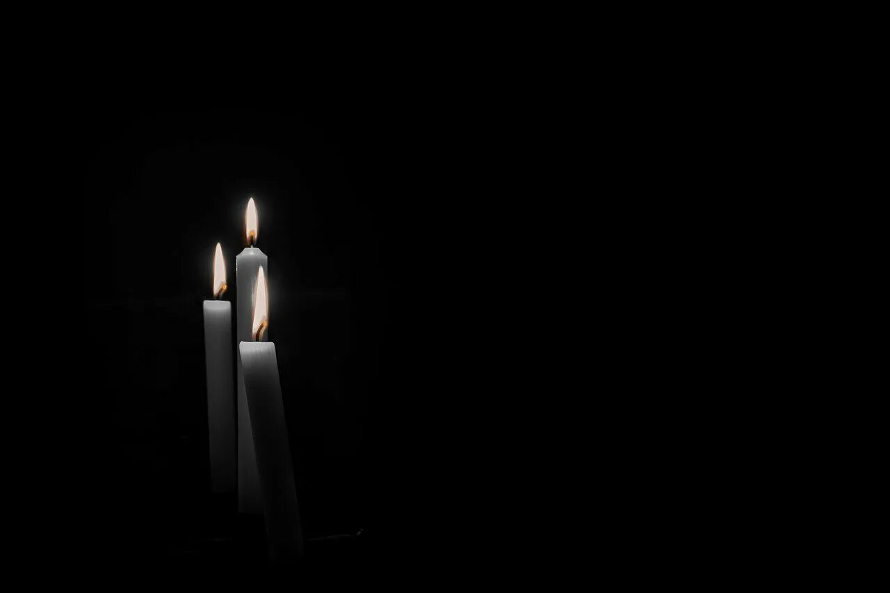 Черная свеча памяти. Траурная свеча. Свеча на темном фоне. Свеча на черном фоне. Траурный фон.