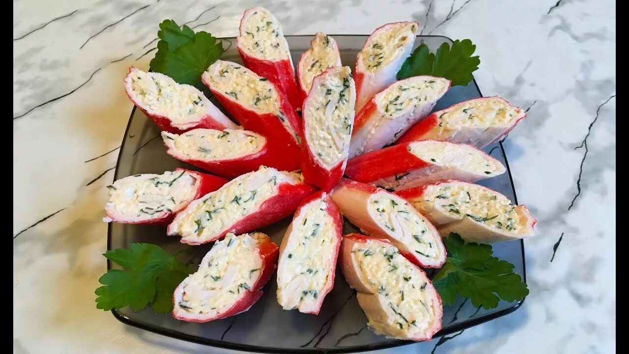 Крабовые закуски начинками. Крабовые закуски начинками. Сыр с чесноком закуска в крабовых палочках. Закуска в крабовых палках. Закуска крабовые палочки фаршированные.
