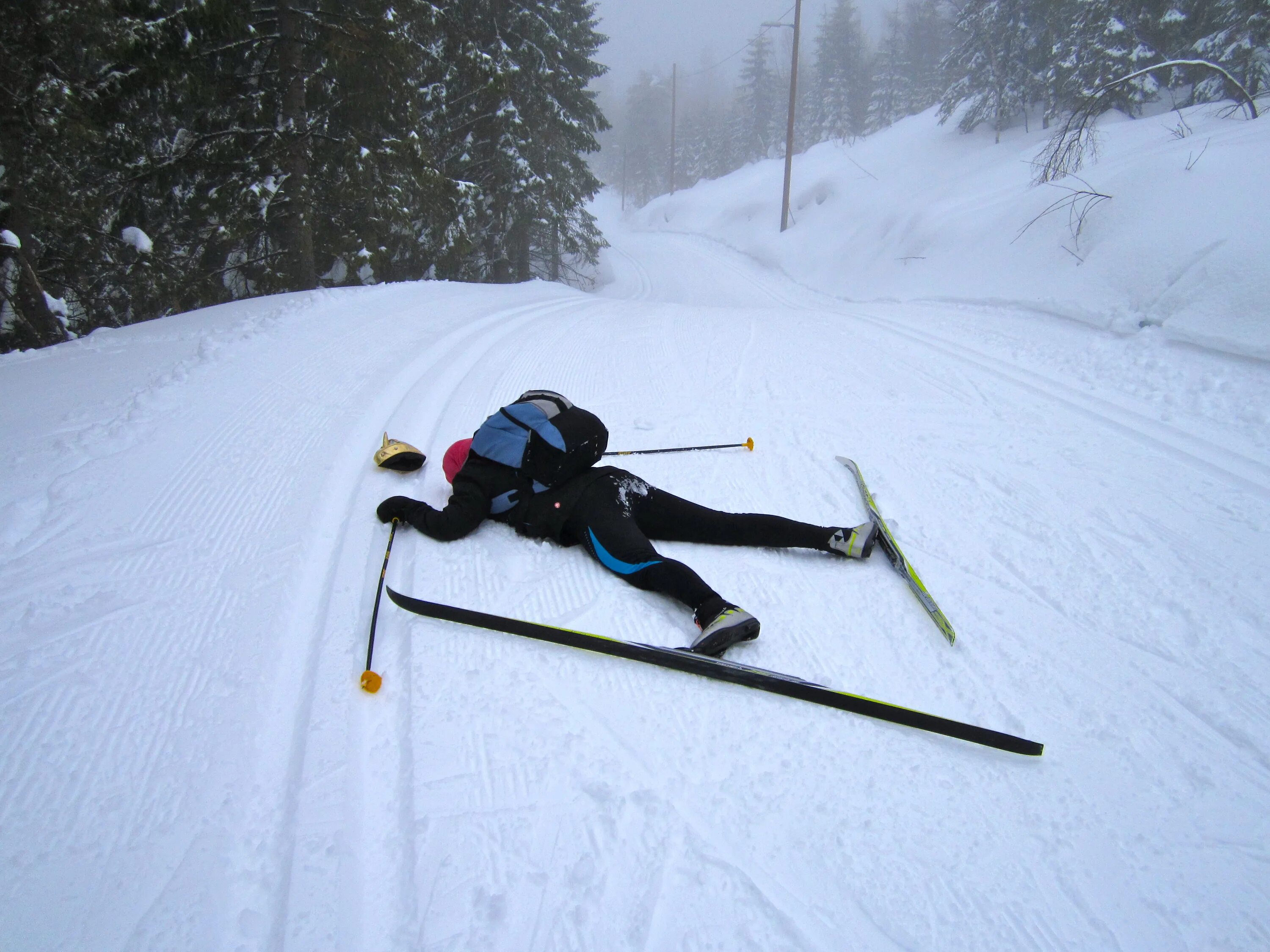 Покататься на лыжах. Лыжник упал. Лыжи зимой. Лыжная прогулка.