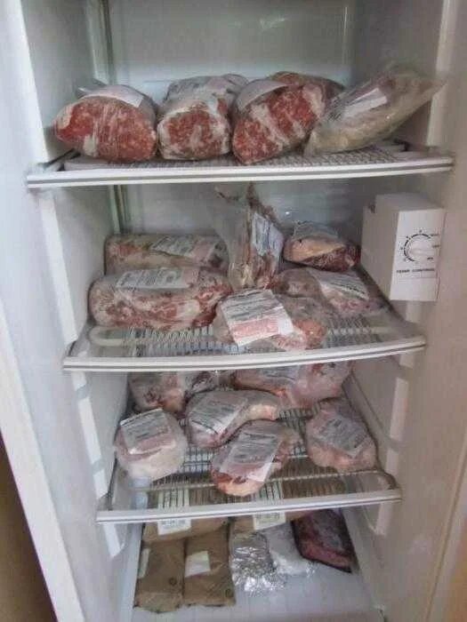 Как сохранить мясо без холодильника. Хранение продуктов в морозильной камере. Хранение продуктов в морозилке. Хранение мяса в холодильнике. Холодильник для мяса.