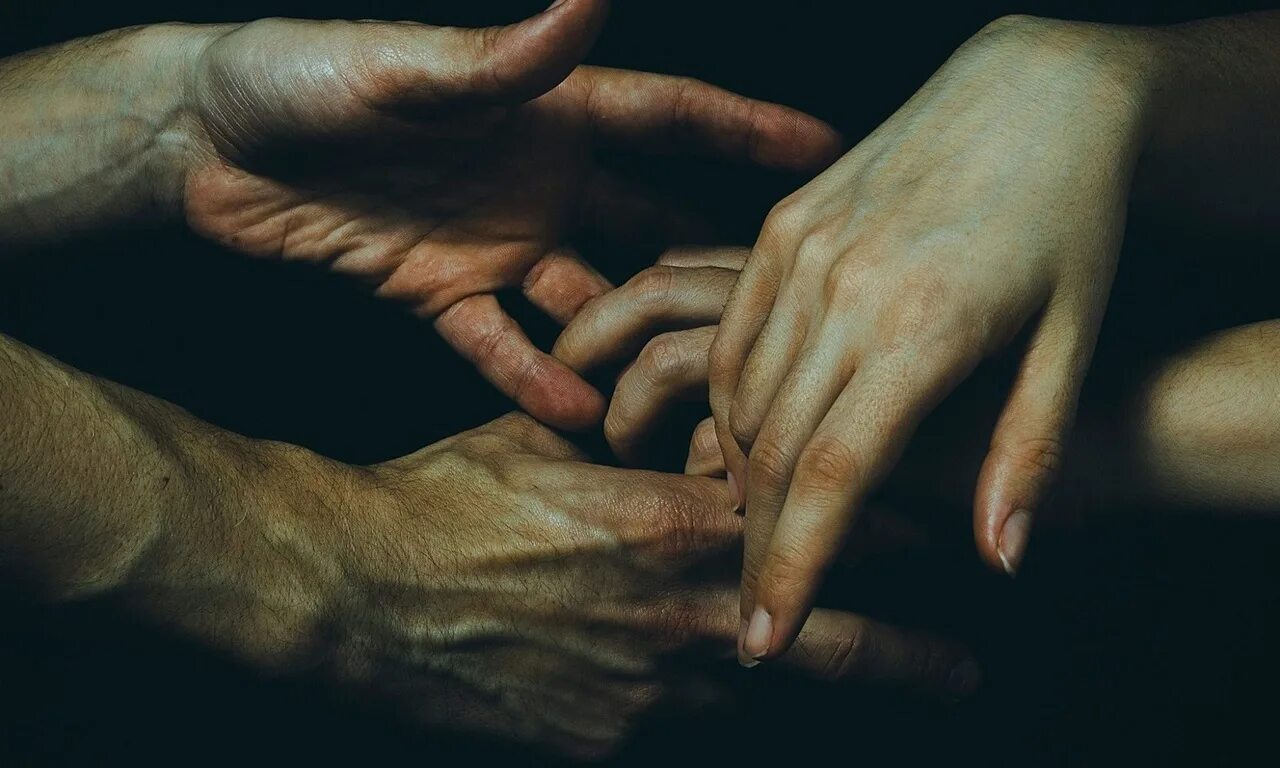 Теперь меня заводит даже касание руки. Теперь меня заводит даже касание руки