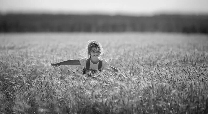 Фото поли. Девушка в поле. Фотосессия в поле чб. Дети бегут по полю. Девушка в поле чб.