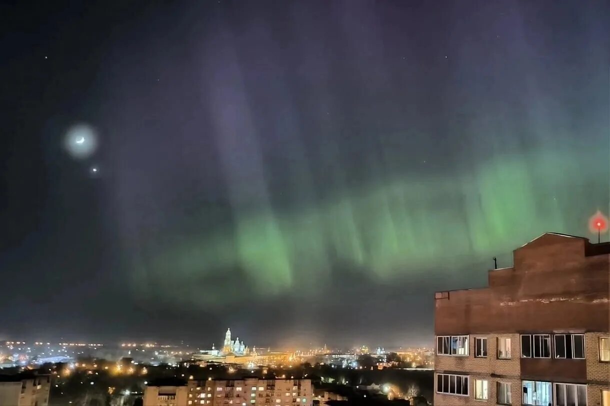 В какое время северное сияние в москве. Северное сияние в москве 2025. полярное сияние сергиев посад.
