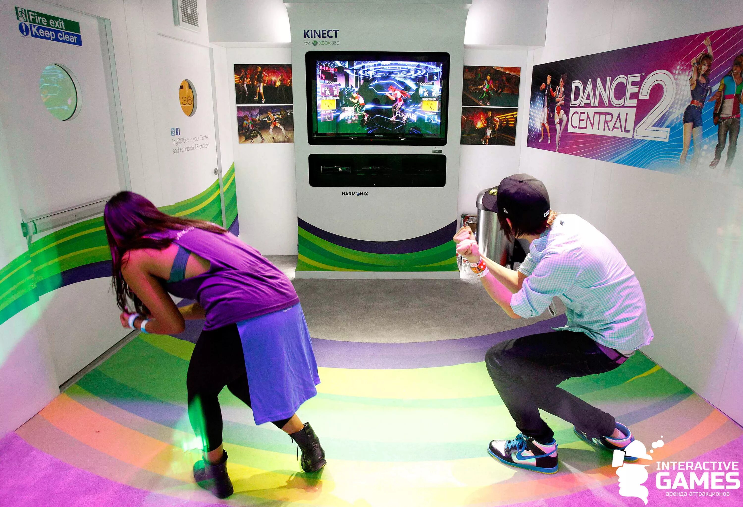 Kinect Xbox 360 человек. Xbox 360 Kinect компания. Игровой зал Xbox 360. Xbox 360 Kinect Dance Central. Можно поиграть на телевизоре