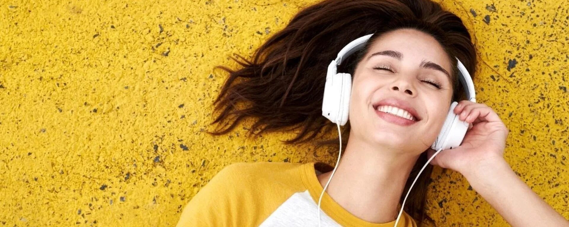 Молодежь с наушниками. Страница listen Music. Girl Listening to Music feet. She is Listening to Music. Музыка качеством 1080