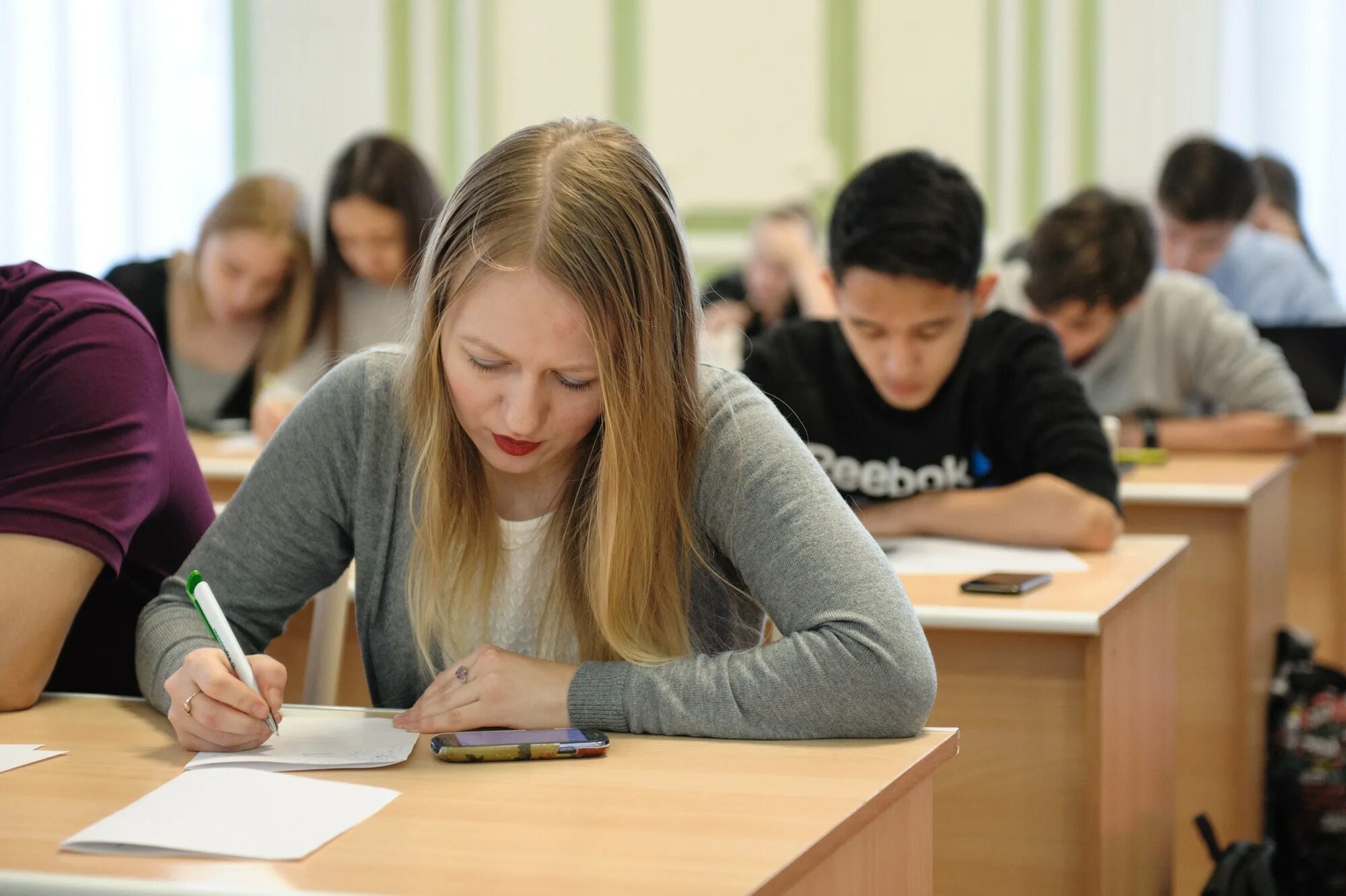 Экзамены в 10 класс в школах. Ученик на экзамене. Школьники на экзамене. Поступление в вуз. Студент на экзамене.