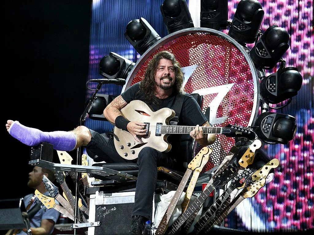 Дэйв Грол трон. Dave Grohl Foo Fighters. Дэйв Грол концерт. Дэйв Грол в троне.