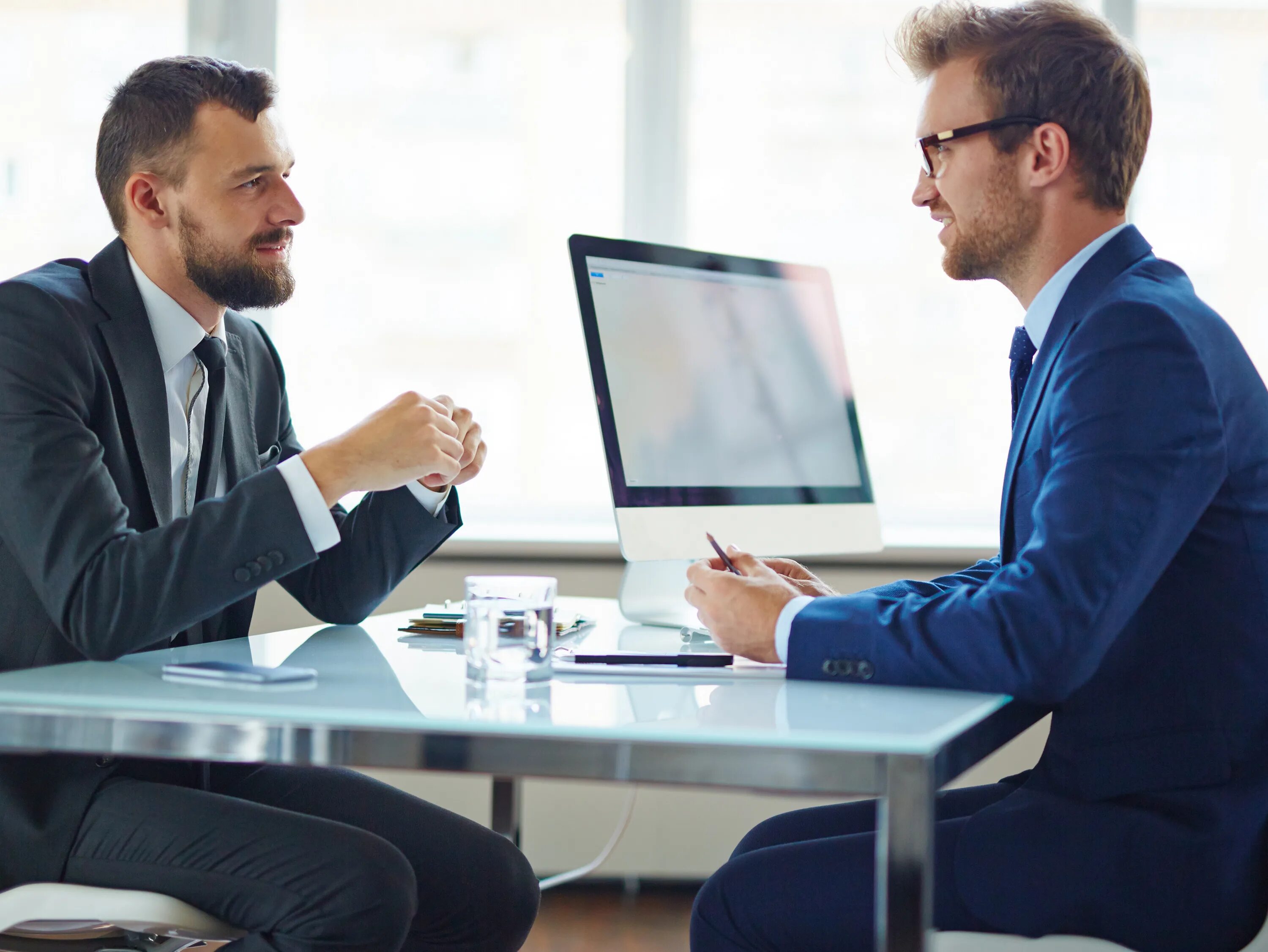 Молодые бизнесмены. Деловой мужчина на совещании. Андеррайтер в офисе. Очень интересный собеседник. Консалтинговые люди.